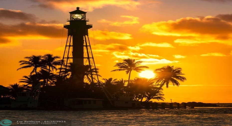 View of the Hillsboro Inlet Lighthouse at sunrise