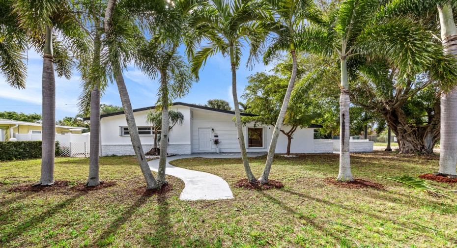 124 SW 8th Court, Delray Beach, Florida 33444, 3 Bedrooms Bedrooms, ,2 BathroomsBathrooms,Single Family,For Sale,8th,RX-10944017
