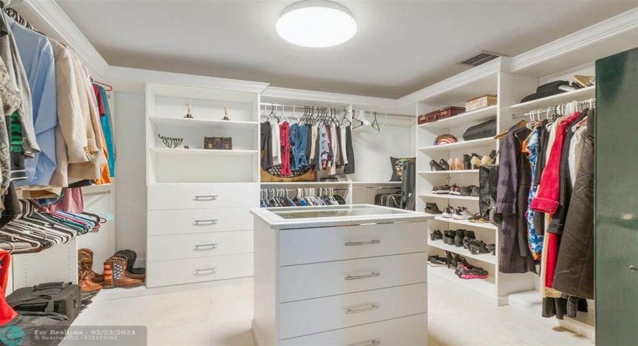 NOW THIS IS A CLOSET! Feel like Beyonce!