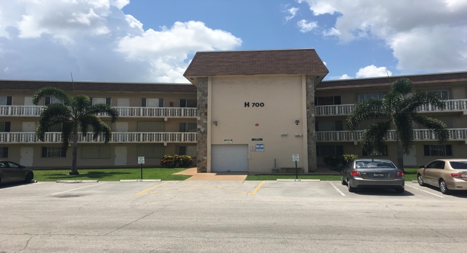 700 Village Green Court Unit 202, Palm Springs, Florida 33461, 1 Bedroom Bedrooms, ,1 BathroomBathrooms,Residential Lease,For Rent,Village Green,2,RX-10945158