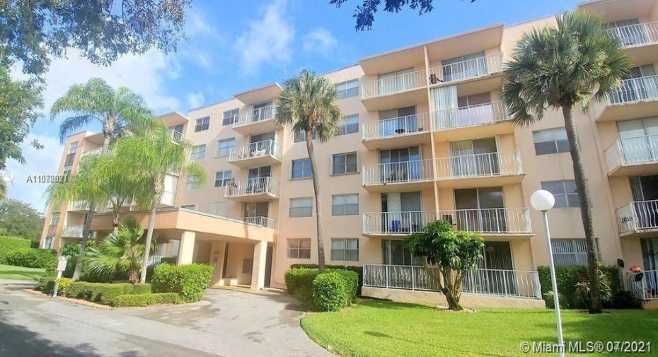 480 Executive Center Drive Unit 3-L, West Palm Beach, Florida 33401, 1 Bedroom Bedrooms, ,1 BathroomBathrooms,Residential Lease,For Rent,Executive Center,3,RX-10934496