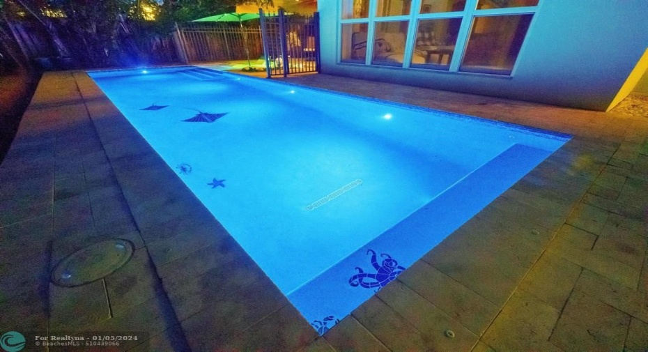 Six Underwater Lights in Pool, 16 Different Adjustable Colors