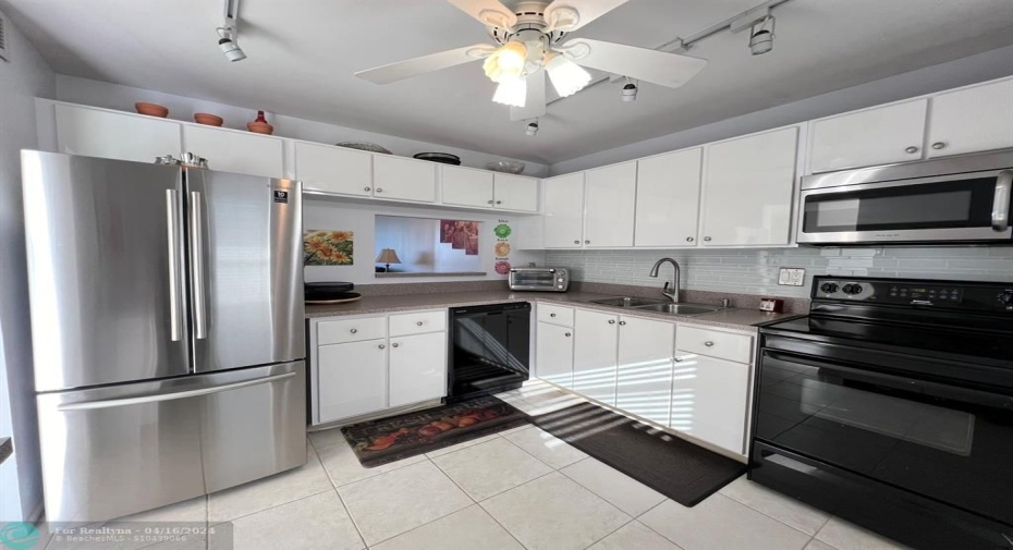 Spacious updated kitchen with oversized deep SS sink, SS French Door Refrigerator, SS Glass Cooktop, oven and SS Microwave, Pantry