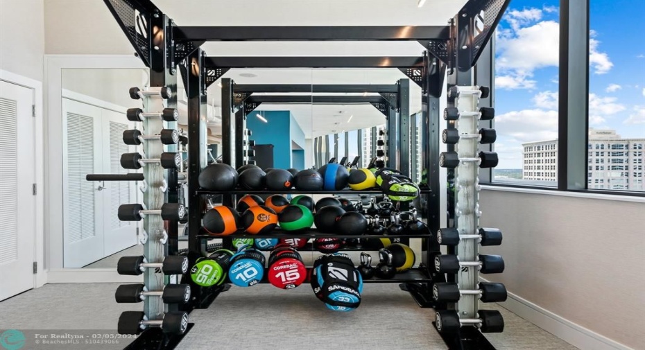 WEIGHT EQUIPMENT TO BUILD MUSCLE