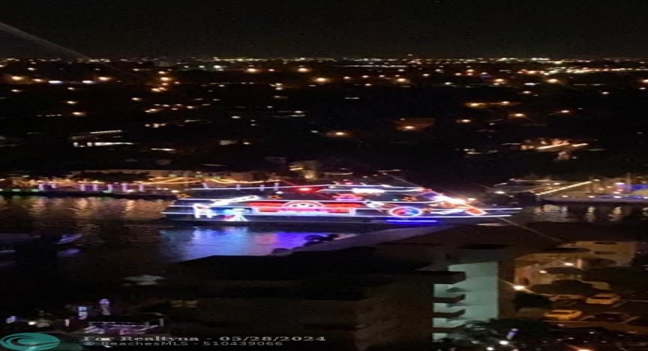 Famed Boat Parade view from the unit!