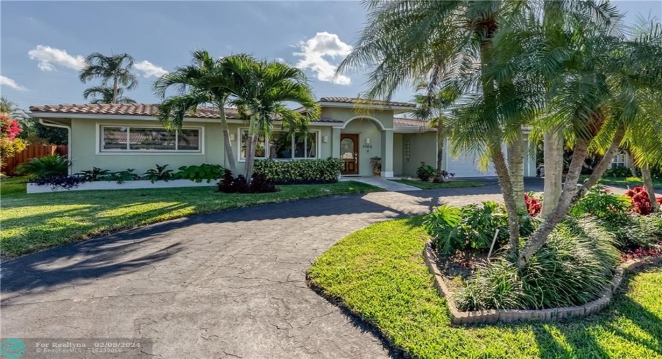 Single Family 4 Bedroom Updated Home in private community off A1A/Ocean Blvd. in Lauderdale-by-the Sea walking distance (12 min along A1A Ocean Blvd.) to Lauderdale by the Sea Beach. Property is close to both Lauderdale-by-the-Sea & Pompano Beach.