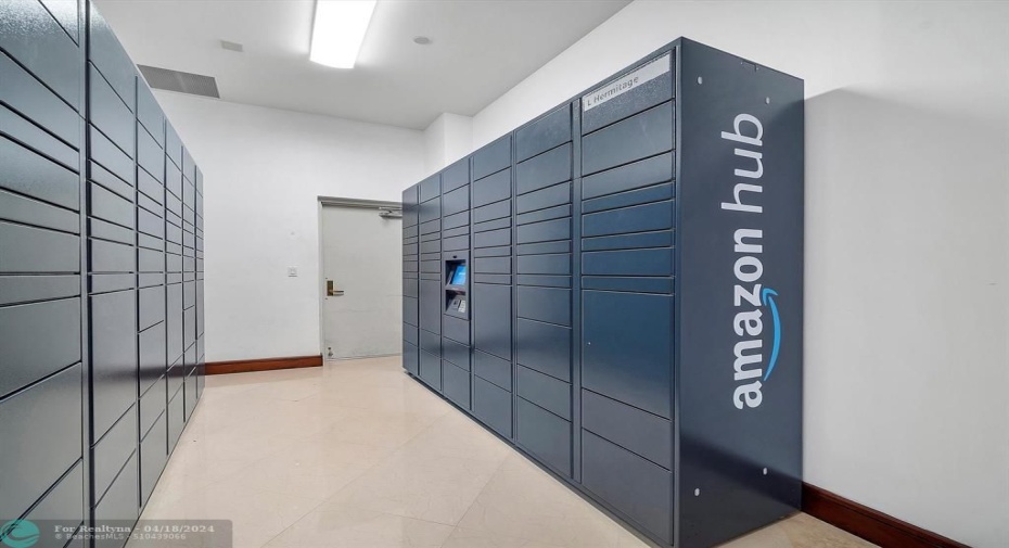 Amazon HUB Lockers