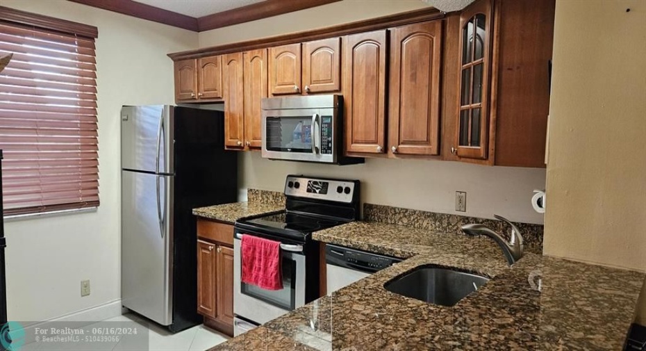 Upgraded kitchen with granite, glass cabinet doors & SS Appliances