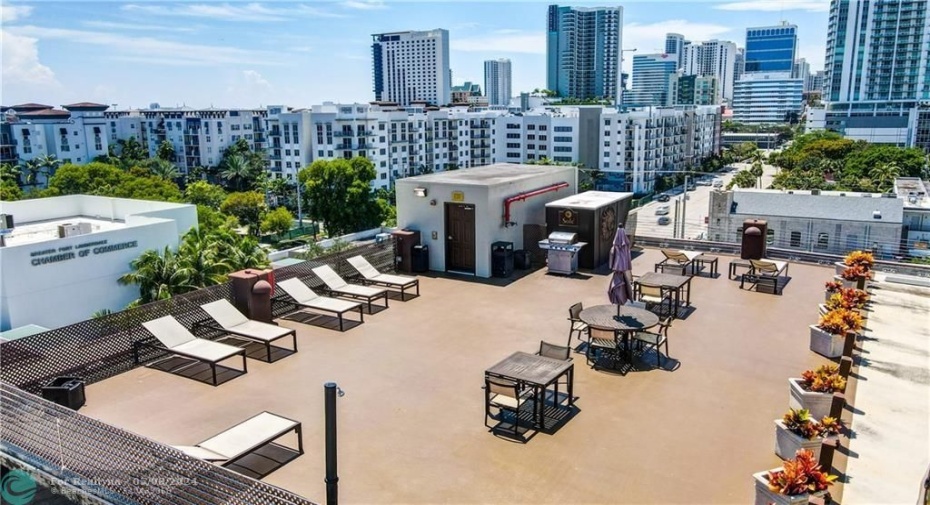 Rooftop sundeck with Mesmerizing Downtown views !!