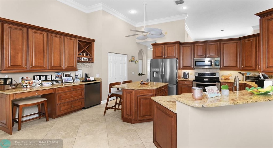 WELL DESIGN KITCHEN WITH SEVERAL COUNTERTOPS AND A PANTRY.