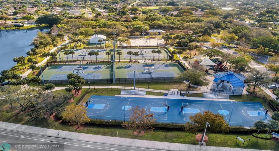 Nearby Tennis, Pickle Ball courts...recreational park
