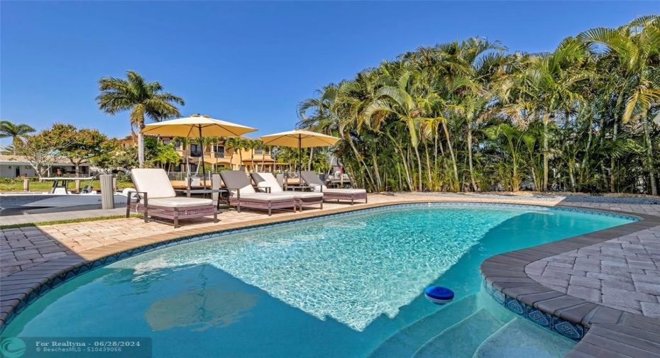 Heated Pool to enjoy on 80 dt of deepwater in Lighthouse Point
