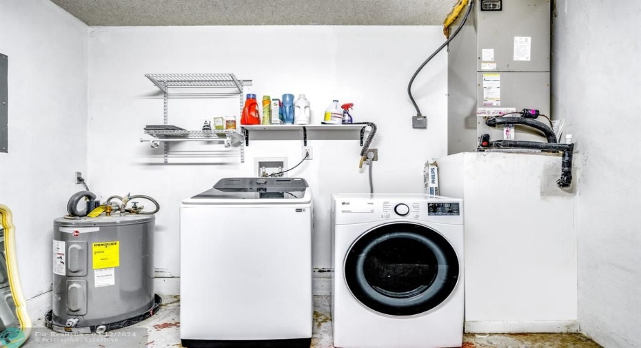 Appliances in garage / Luandry