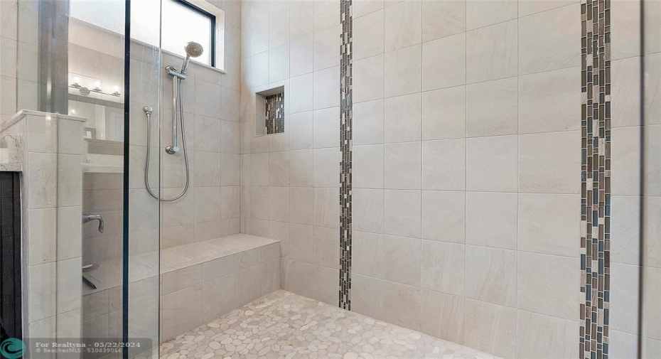 Double shower w/ Bench