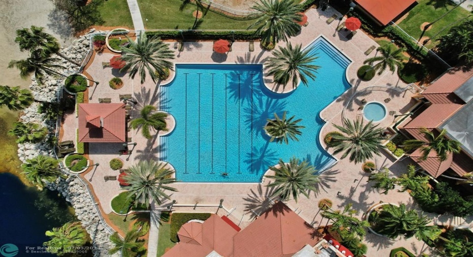 Resort-style amenities at Sunset Lakes