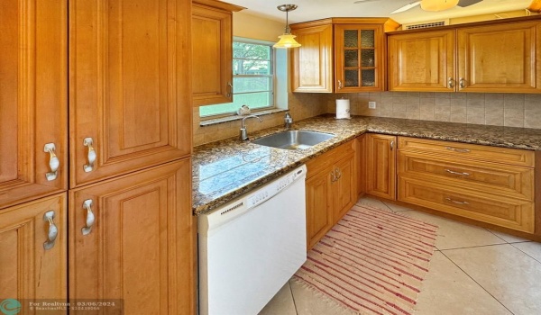 Beautiful Updated Kitchen w/Outside Window