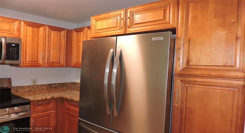 KITCHEN - FRENCH DOOR REFIGERATOR WITH ICE MAKER