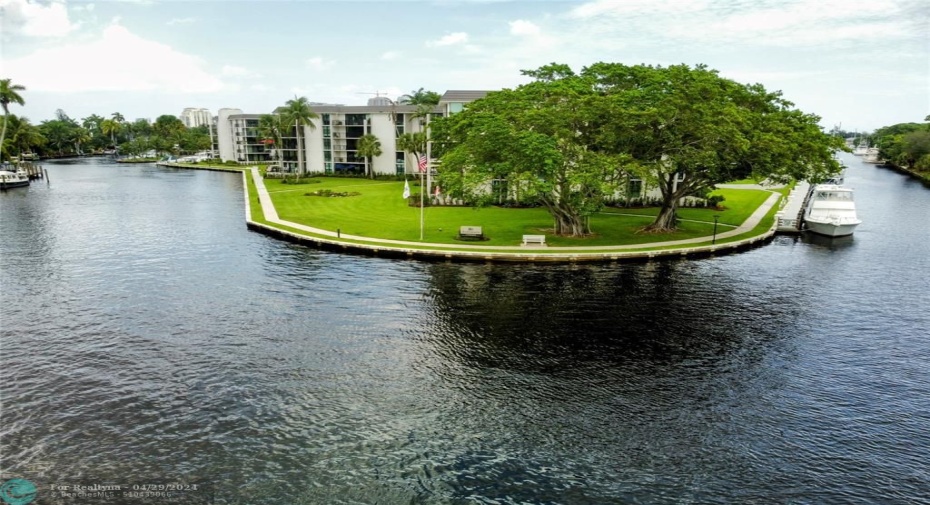 River Reach, is a twenty-two acre, private, gated island community located directly on the New River in the city!