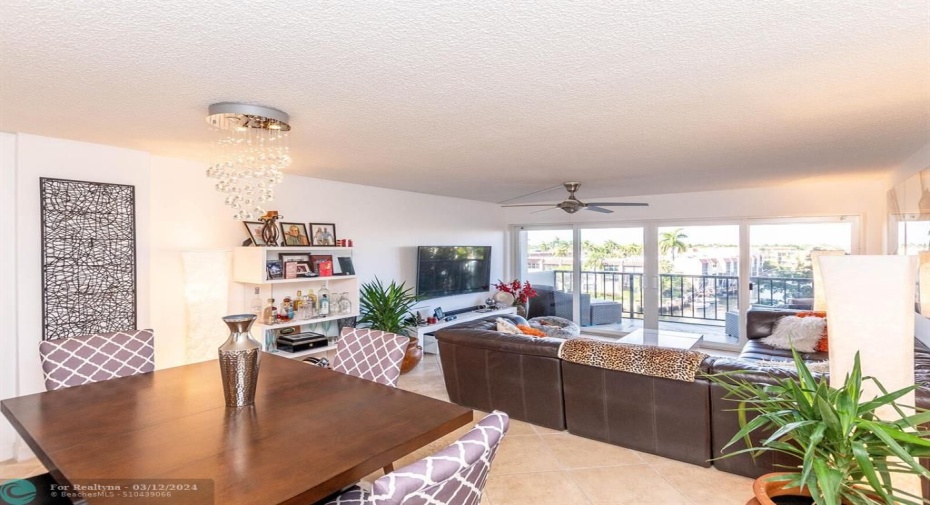 Spacious living/dining room