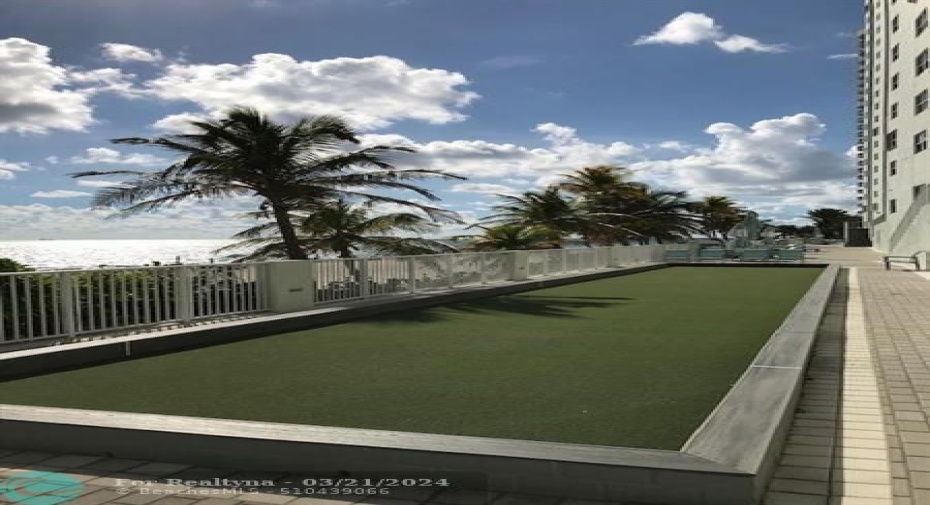 Southpoint has an oceanfront bocci court on the lower promenade deck. The steps up to the oceanfront tennis court on the upper deck are near the bocci court.