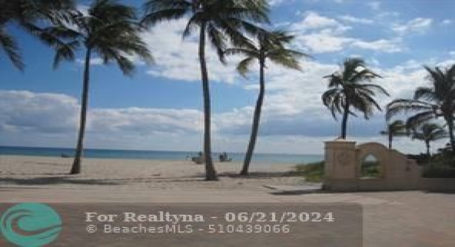 Beautiful Hollywood Beach -steps to the sand