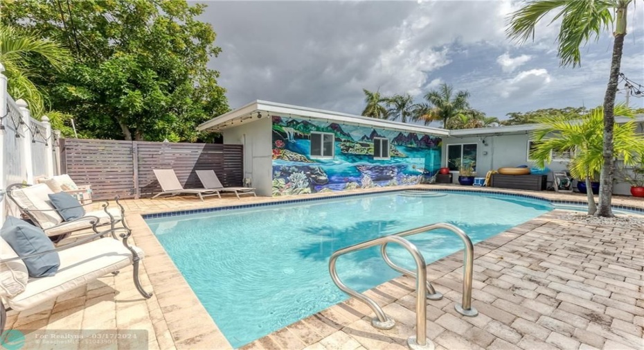 Fenced Private Oasis with Heated Pool/ BBQ/ Outdoor Dining Table. Pool Lounges & Beach Supplies