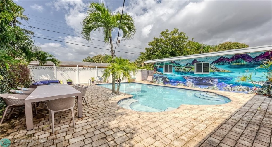 Fenced Private Oasis with Heated Pool/ BBQ/ Outdoor Dining Table. Pool Lounges & Beach Supplies