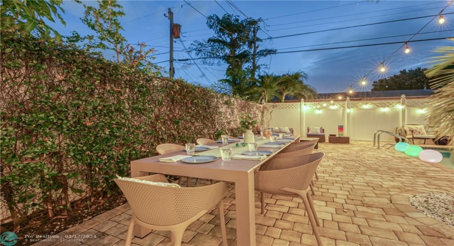 Fenced Private Oasis with Heated Pool/ BBQ/ Outdoor Dining Table. Pool Lounges & Beach Supplies