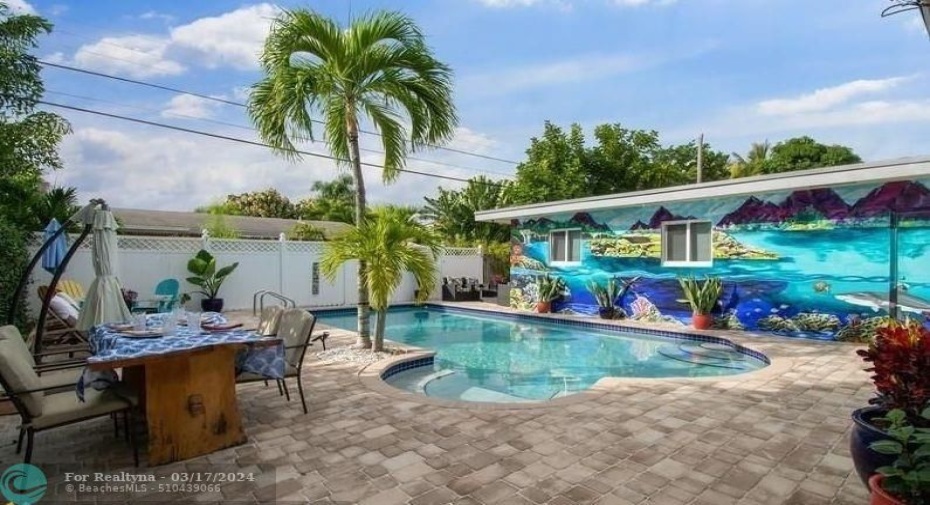 Fenced Private Oasis with Heated Pool/ BBQ/ Outdoor Dining Table. Pool Lounges & Beach Supplies
