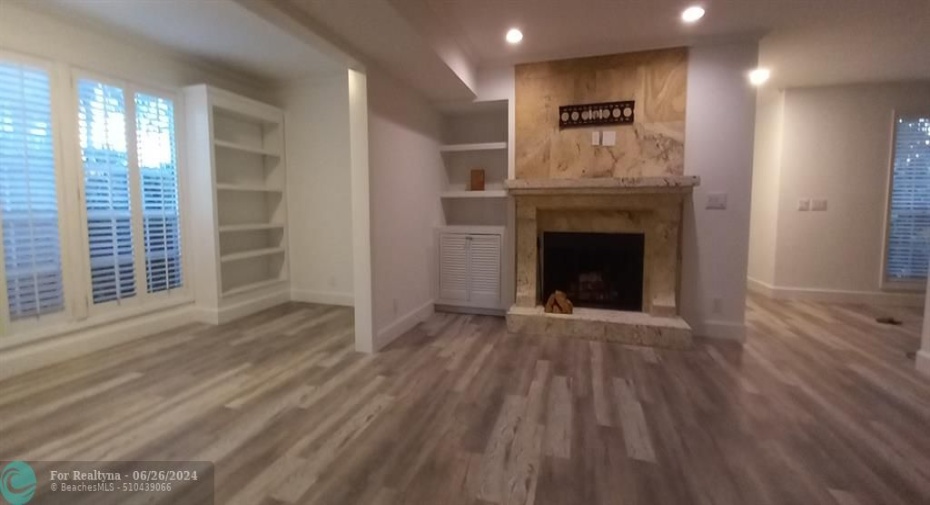 Spacious livingroom with real wood burning fireplace