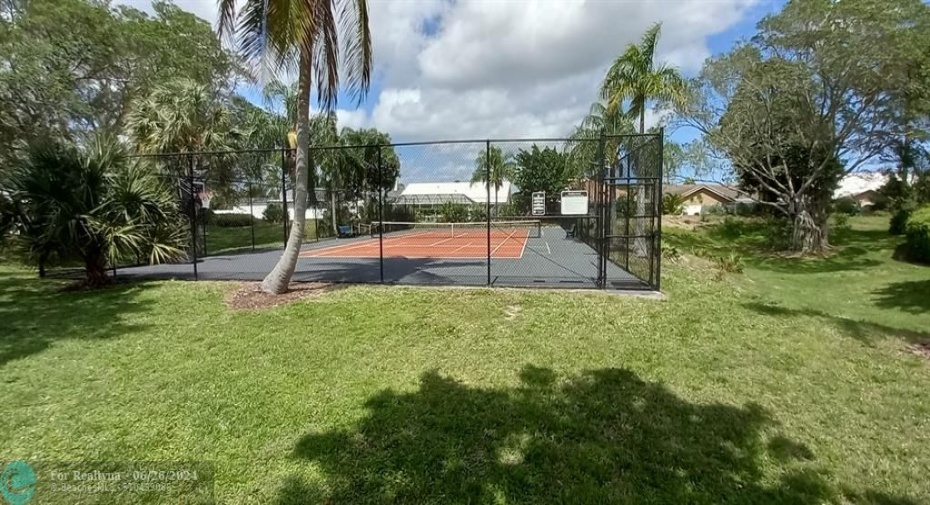 Tennis court that converts to 2 pickle ball courts
