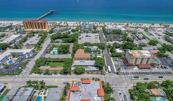 So close to the beach and famous Deerfield Pier!