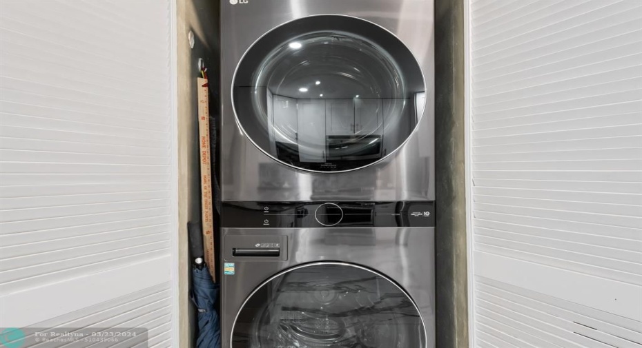 Full size LG Thin Q washer/dryer