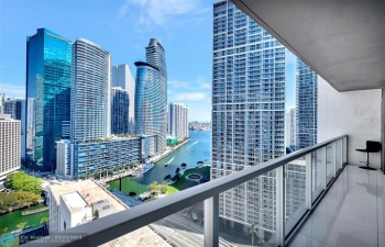 Located in the heart ofBrickell and walkingdistance to Brickell CityCenter, plenty ofrestaurants, shops and themetro this2 bed, 2 bathwater view unit is a mustsee! It has an openliving/kitchen concept thatoffers an eat-at-bar and alarge private balcony overlooking the connectingwaterways of Miami Riverand Biscayne Bay.