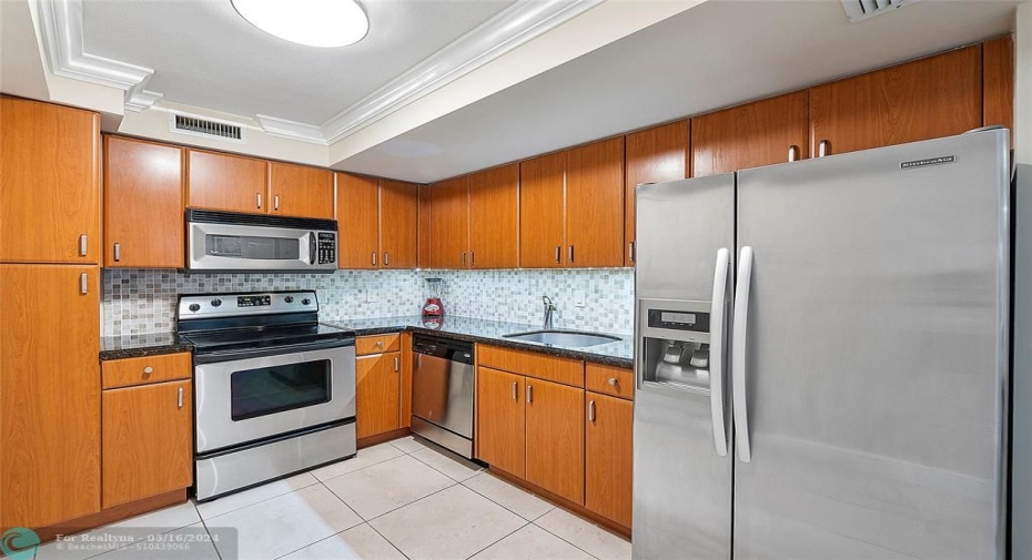 Kitchen with stainless, granite, crown moulding