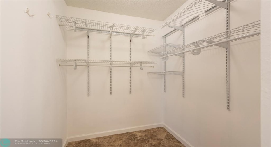 Large Walk in closet in Master Bedrm
