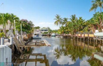 Wonderful breezes off of your south facing, ocean access canal.. 5 min. to the Intracoastal!