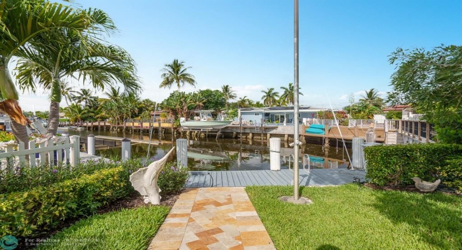 Wonderful breezes off of your south facing, ocean access canal.. 5 min. to the Intracoastal!