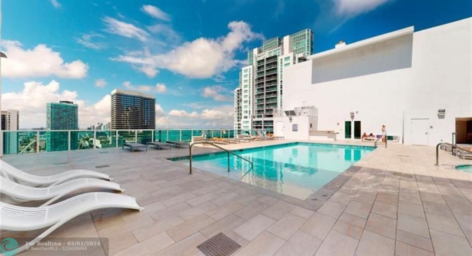 Rooftop Pool & Jacuzzi Stunning Views