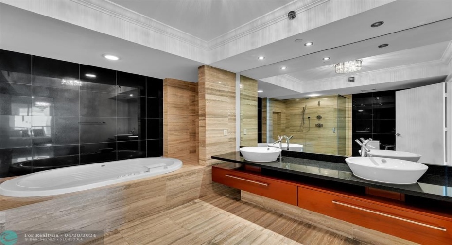 Dual Sinks / Jacuzzi Tub / Shower / Bidet