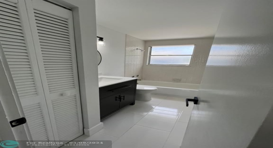 full bathroom (different view)