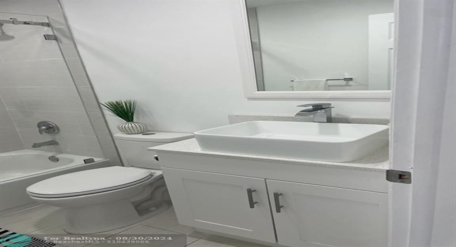 Full bathroom #1 - tub & Shower