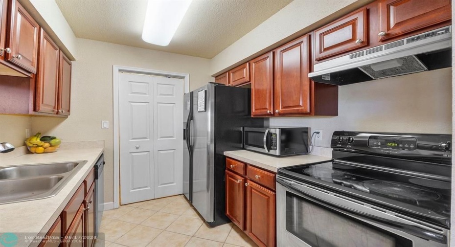 Kitchen features SS appliances & plenty of counter space!