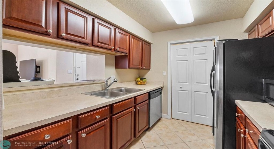 Stainless steel appliances and pantry w/washer and dryer!