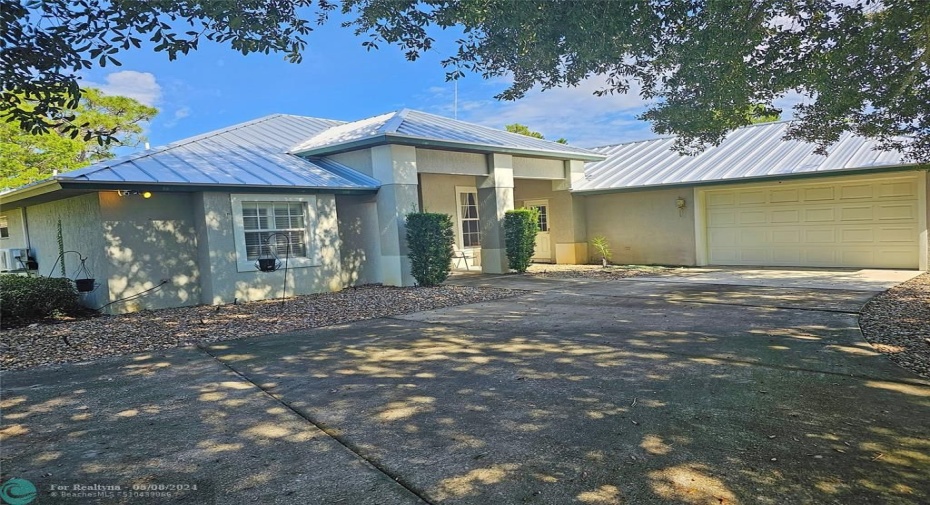 Front view with side Garage