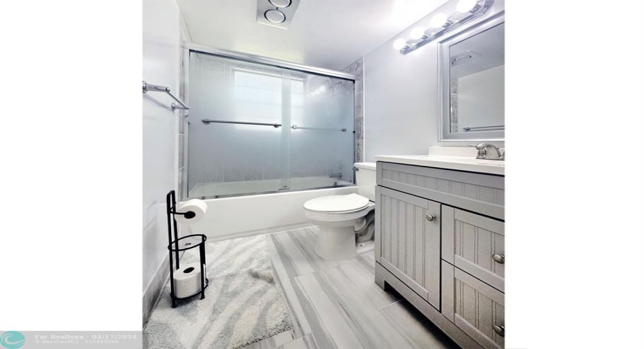 Updated Primary Bathroom w/Tub/Shower Enclosure