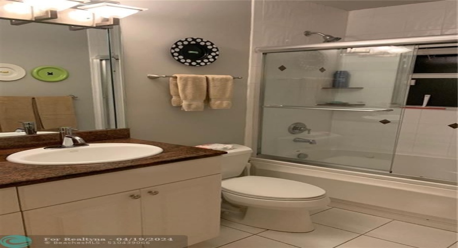 GUEST BATHROOM WITH JACUZZI TUB