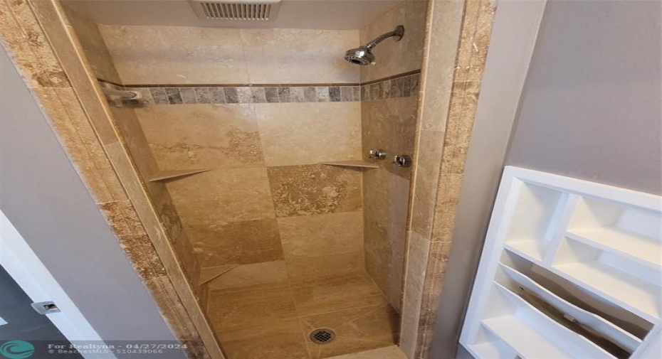 Second bathroom / saturno marble shower