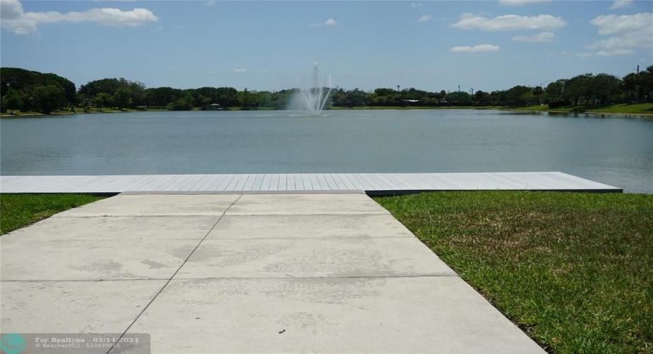 Community Center is on the Water, Lake with Tranquil Fountain! Jogging Trail along waterside takes you right to Windmill Park!