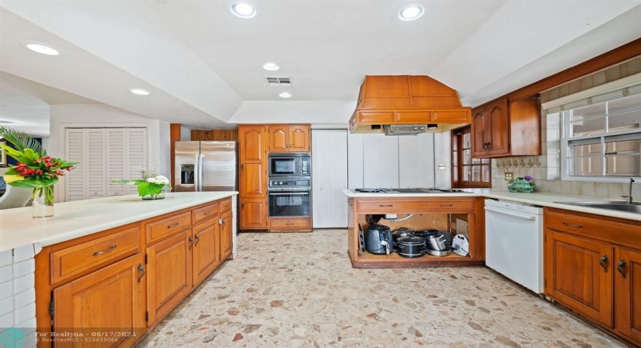 LOTS OF CABINET, PANTRY SPACE